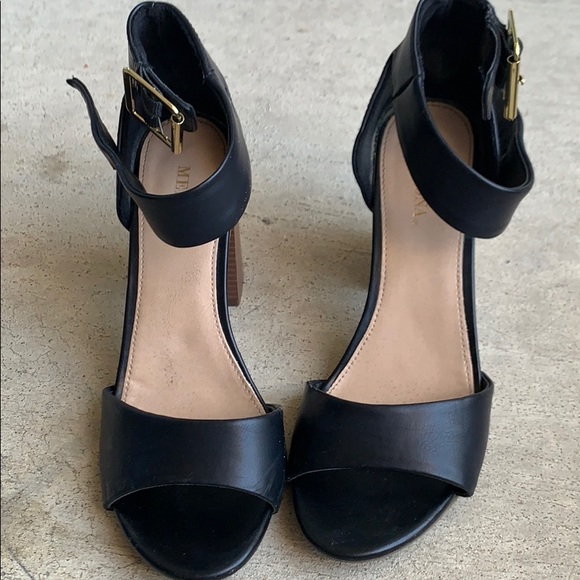 A pair of buckle black heels - Picture 1 of 3